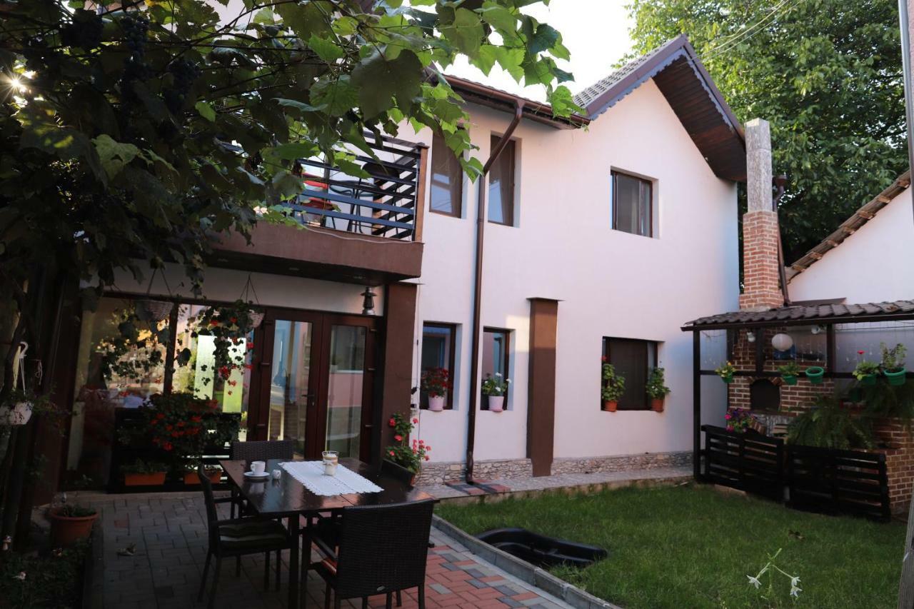 Upstairs Residence Targu Jiu Exterior photo